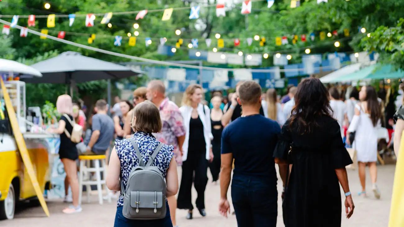 Straßenfest mit vielen Menschen und Buden