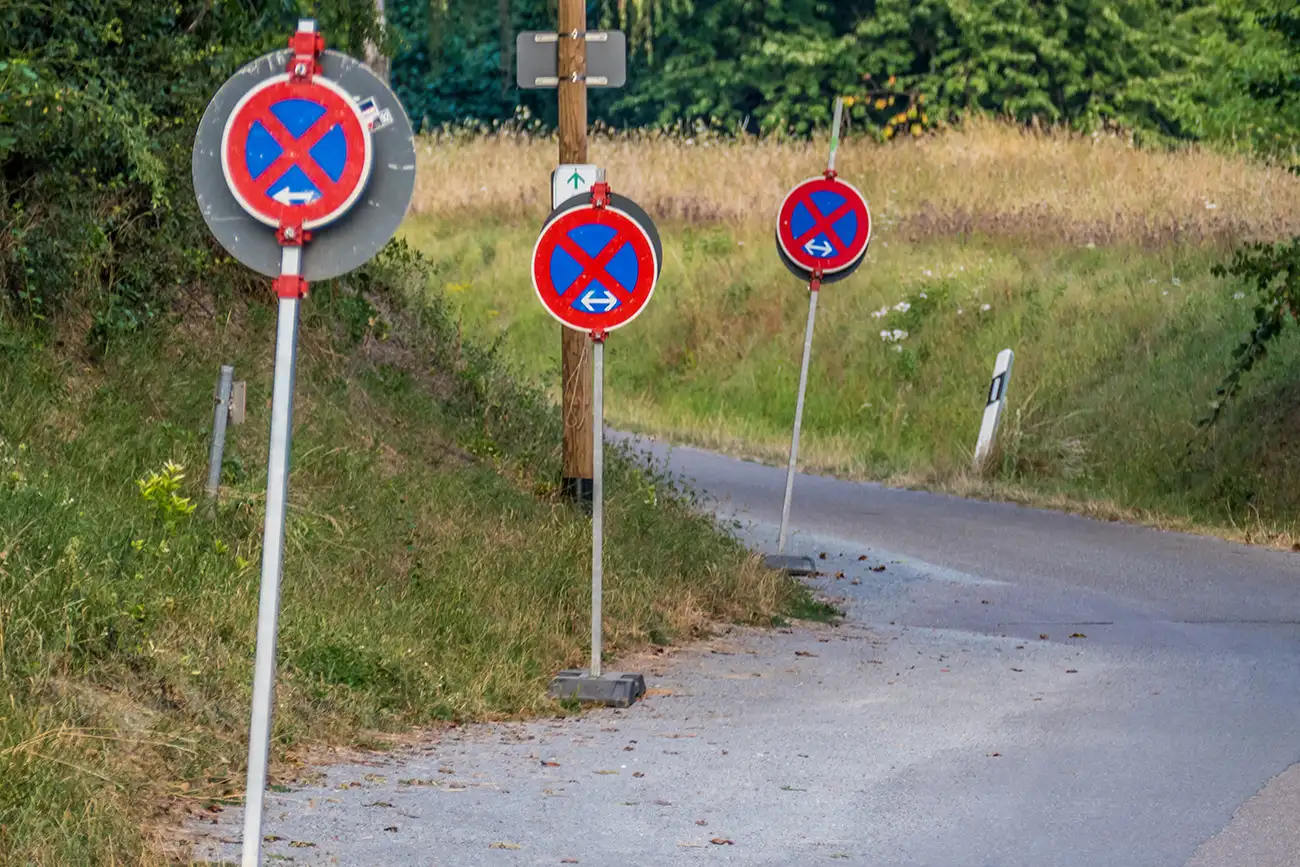 Halteverbotsschilder aufgestellt am Wegesrand