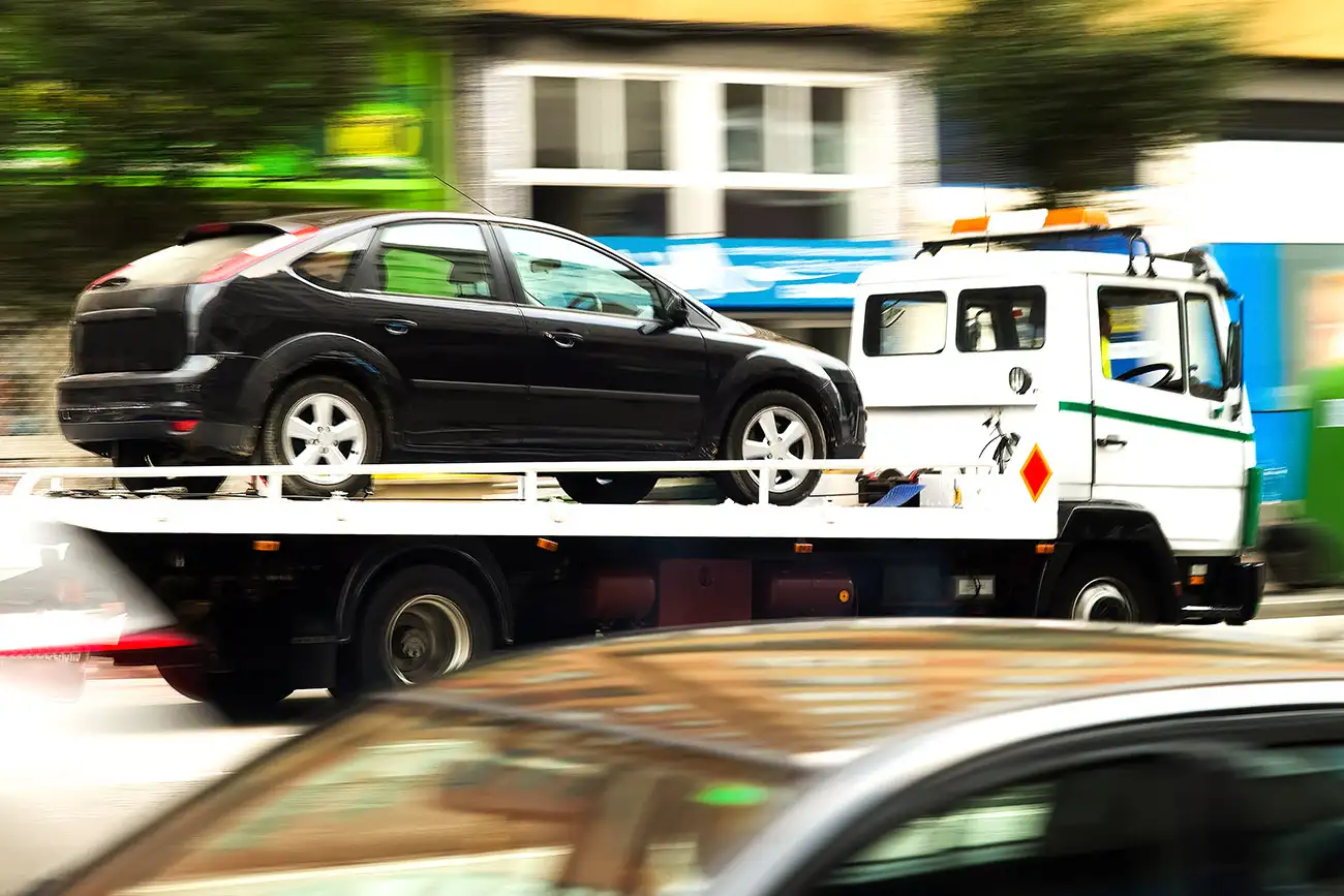 Fahrzeug im Halteverbot wird auf Abschleppwagen gehievt