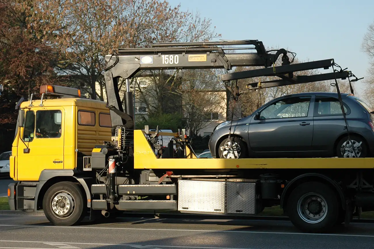 Abschleppwagen transportiert Falschparker ab