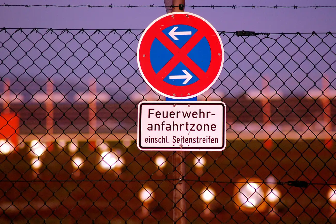 Parkverbotsschild mit Zusatrz "Feuerwehranfahrtzone"