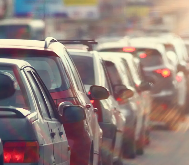 Autos stehen im Stau