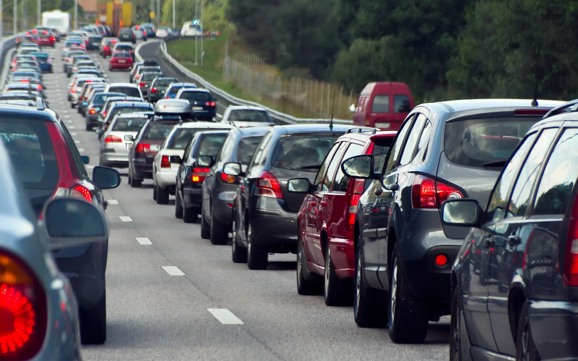 Autos stehen im Stau auf einer drei spurigen Straße