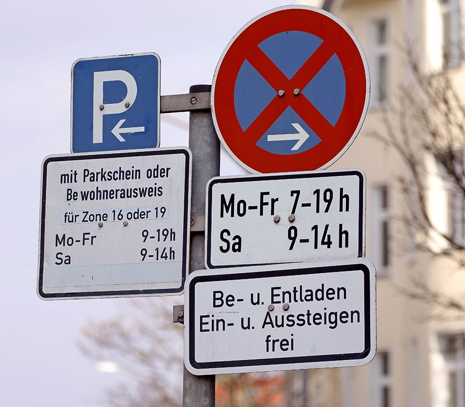 Verkehrsschilder mit den Zeichen Parkzone und Halteverbot