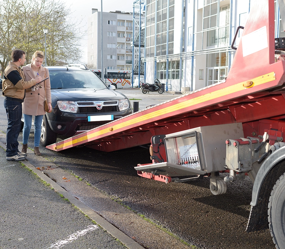 Ein Auto wird fürs Abschleppen vorbereitet