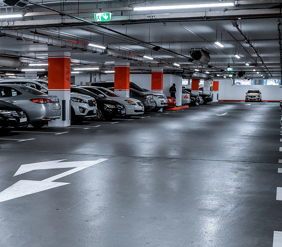 In Garage parkende Autos