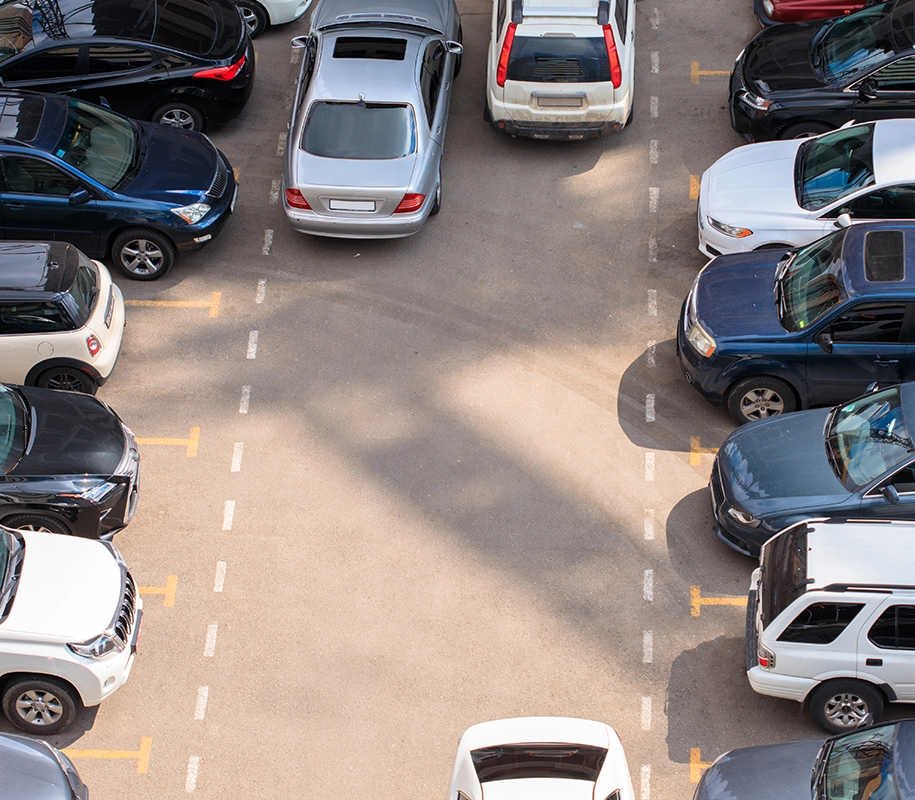 Autos parken auf einem öffentlichen Parkplatz