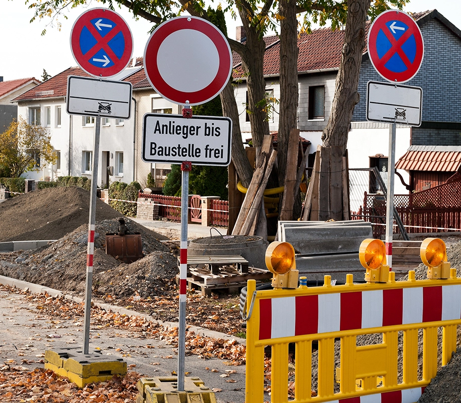 Halteverbotsschilder für eine Baustelle