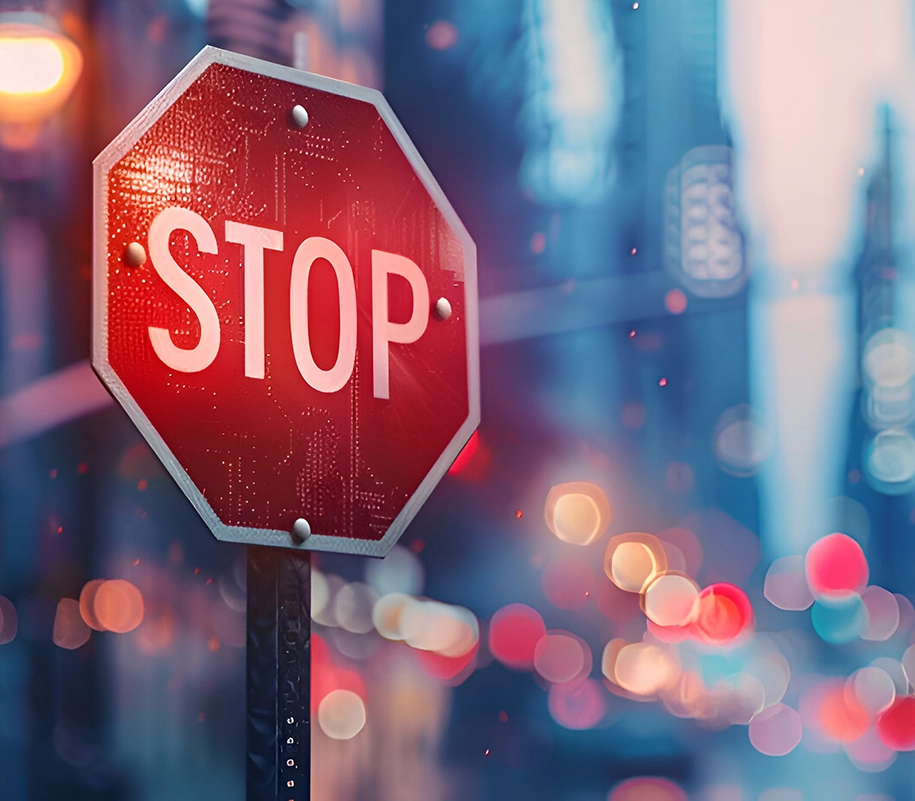 Stoppschild vor einem Verkehrshintergrund