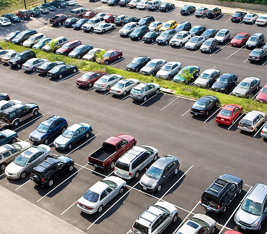 Eine Reihe parkender Autos auf einem großen Parkplatz