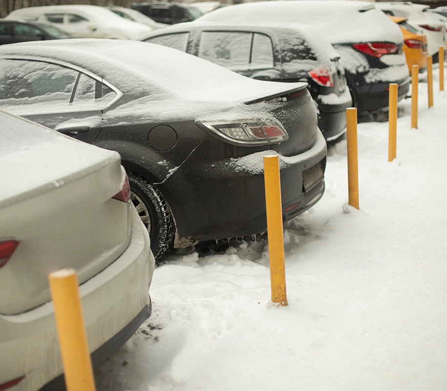 Im Schnee parkende Autos