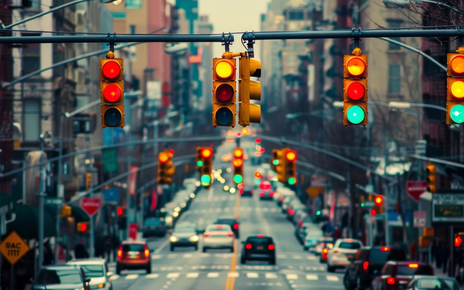 Eine Reihe von Ampeln, die den Verkehr durch die Straßen signalisieren