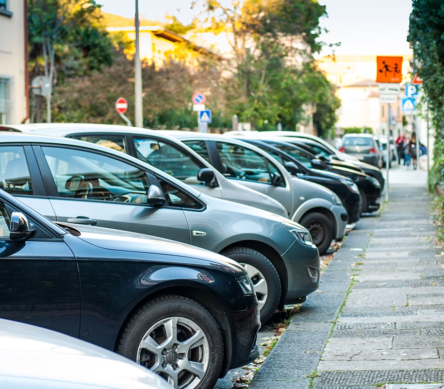 Geparkte Autos in einer Reihe am Rande des Bürgersteigs