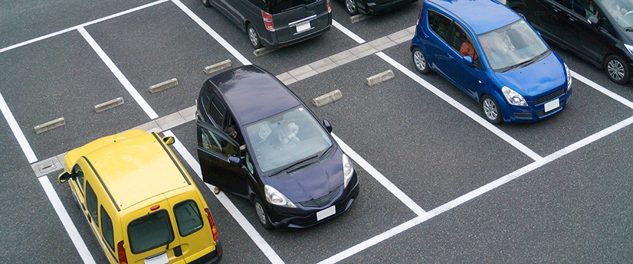 Parkende Autos auf einem Parkplatz