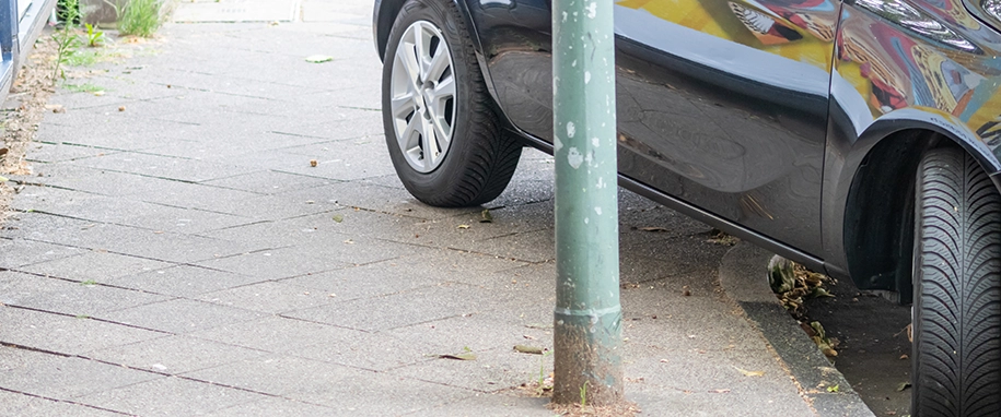 Auto hat mit Reifen auf dem Bürgersteig geparkt