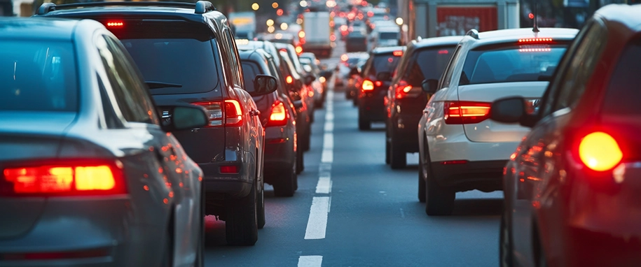 Dichtbefahrene Autos stehen im Verkehr